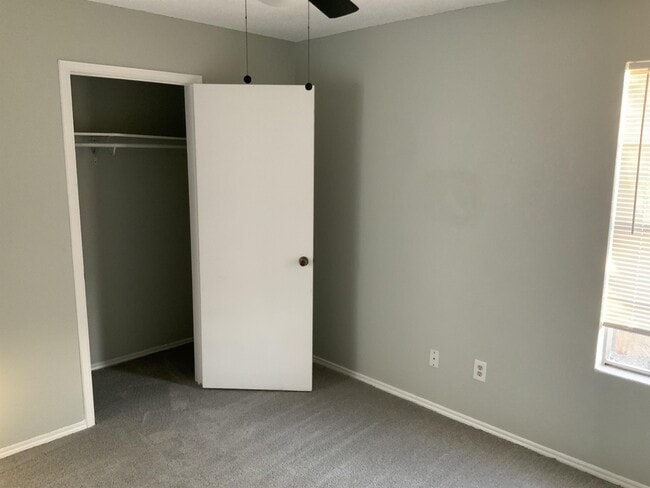 Building Photo - 929 NW Summercrest Blvd