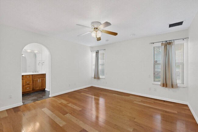 Building Photo - FOUR HILLS Executive Rental 4/5 BD 4/BA