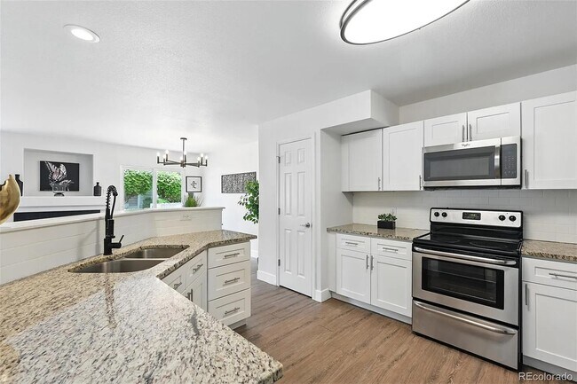 Building Photo - Beautiful, updated, spacious unit!