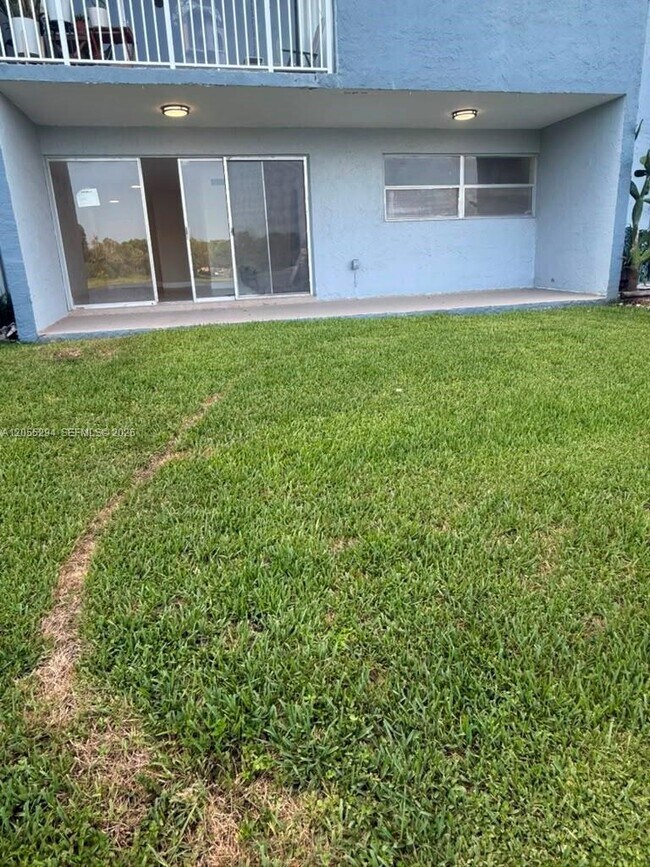 Building Photo - 9351 Fontainebleau Blvd
