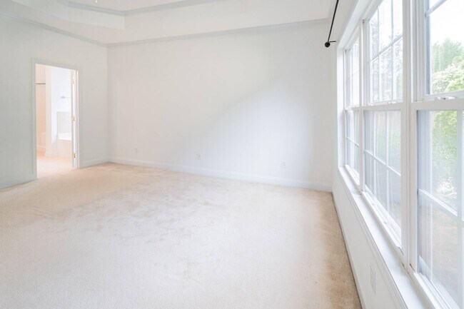 Building Photo - 256 Southbank Dr