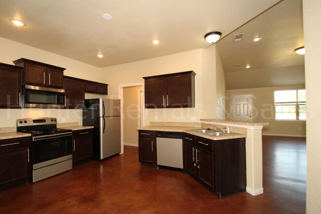 Building Photo - Beautiful 3 Bedroom Duplex