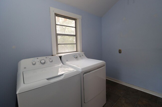 Building Photo - Live just minutes from USC, Five Points, a...