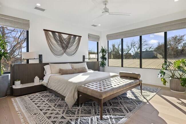 Building Photo - 1304 Comal St