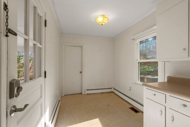 Building Photo - Charming 3-bedroom, 2-bath traditional home situated less than two miles from Clemson University!