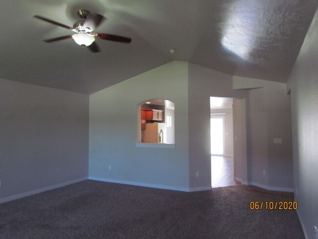 Building Photo - 3 Bed 2 Bath 1622 sqft RV Parking rent fre...