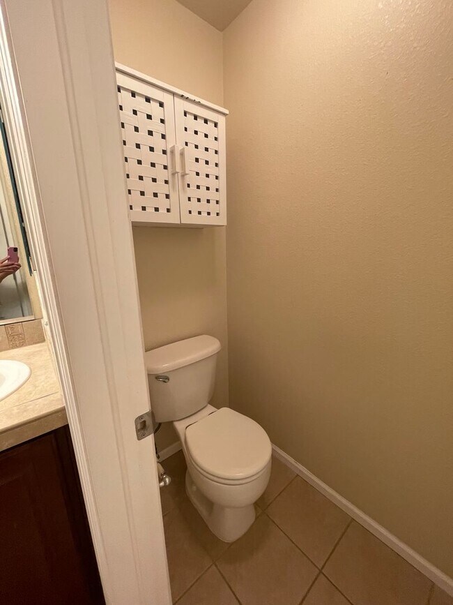 Building Photo - 2 bed/1 bath Townhome with Garage, Pool, Clubhouse