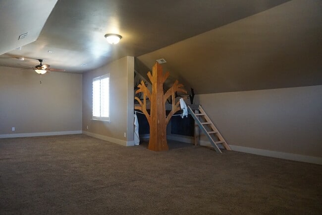 Building Photo - Gorgeous 4 Bedroom Sandy Home "Pet Friendly"
