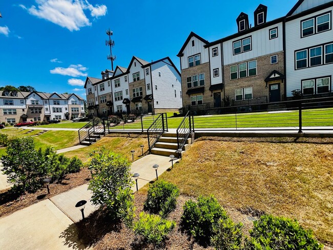 Building Photo - Beautiful 4BR Townhouse in Ballantyne