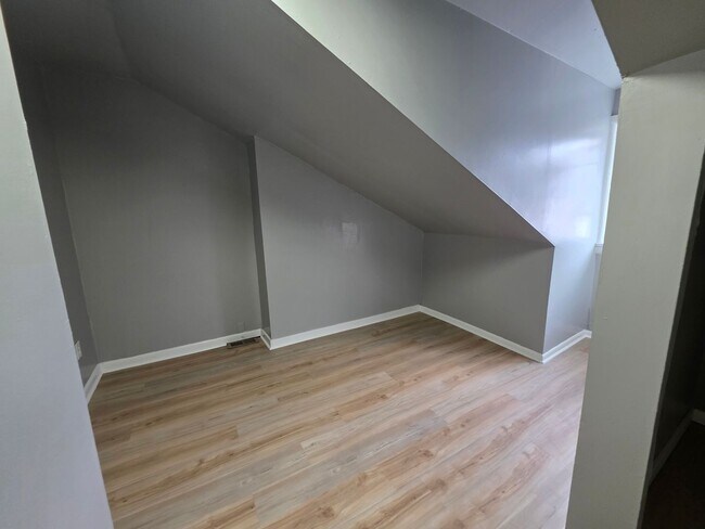 Building Photo - updated 4 bedroom 2.5 Bathroom house for rent