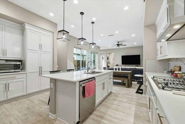 Building Photo - 155 Spectacle