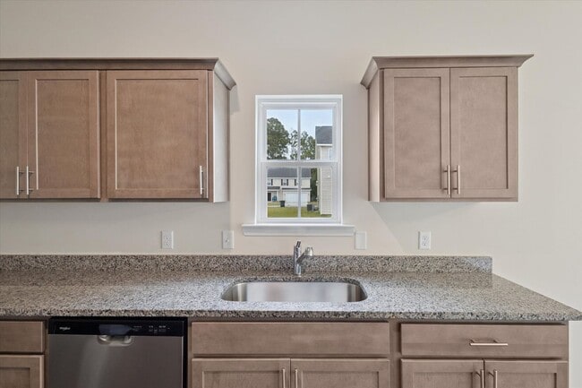 Building Photo - $500 RENT CREDIT | AVAILABLE NOW! (Small Pets Only)