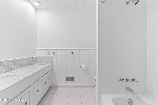 Building Photo - 2102 Northfield Dr