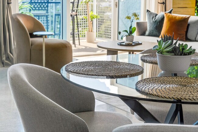 Building Photo - 10 SW South River Dr