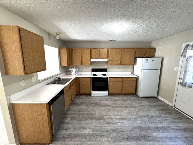 Building Photo - Townhome Minutes to Camp Lejeune