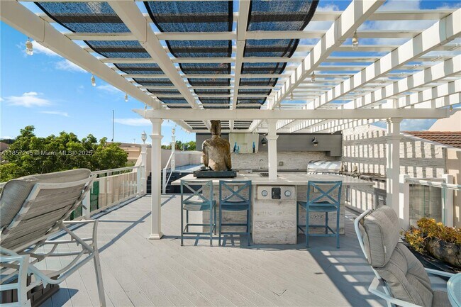Building Photo - 6100 Paradise Point Dr
