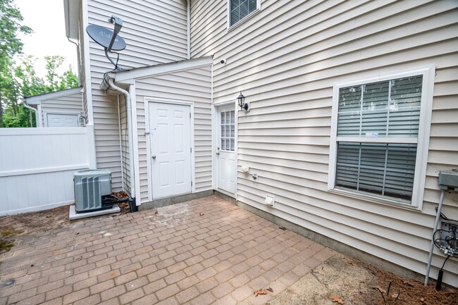 Building Photo - Charming 3-Bedroom, 2.5 Bath Townhome Comi...