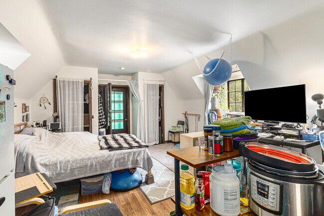 Building Photo - 608 W Washington St