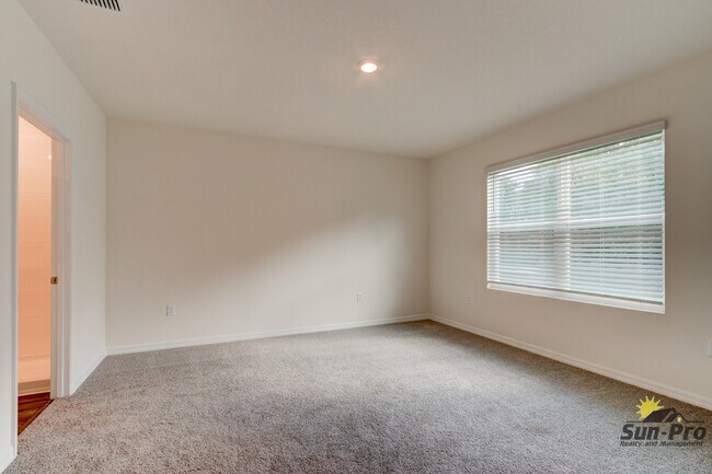 Building Photo - 982 Commons Way