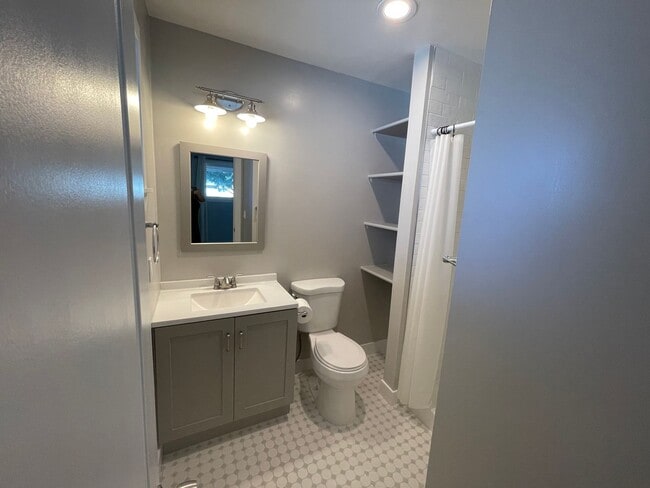 Building Photo - 4 Bedrooms in College Greens