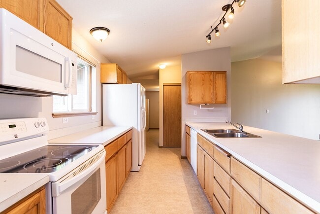 Building Photo - Charming 3-Bedroom Home in Redmond: Spacious Yard & Prime Location!