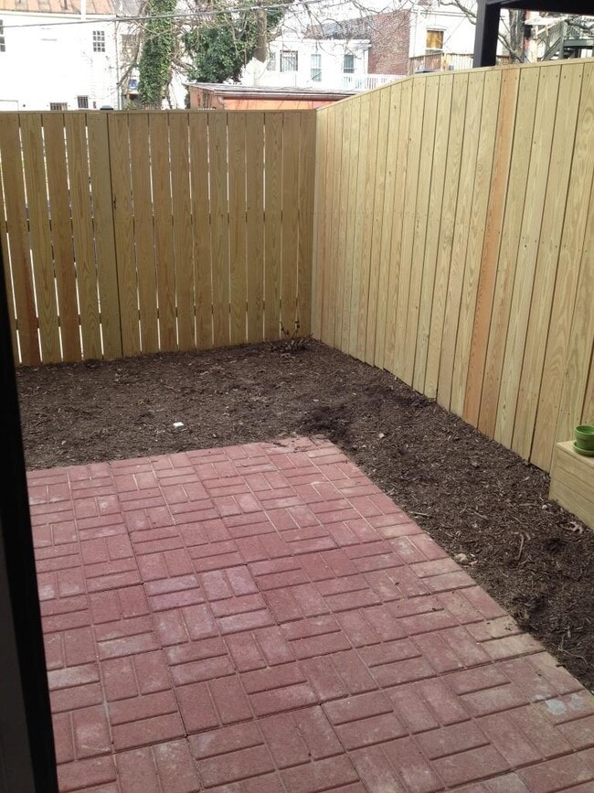 Building Photo - Modern 1 bed + Den in Logan Circle