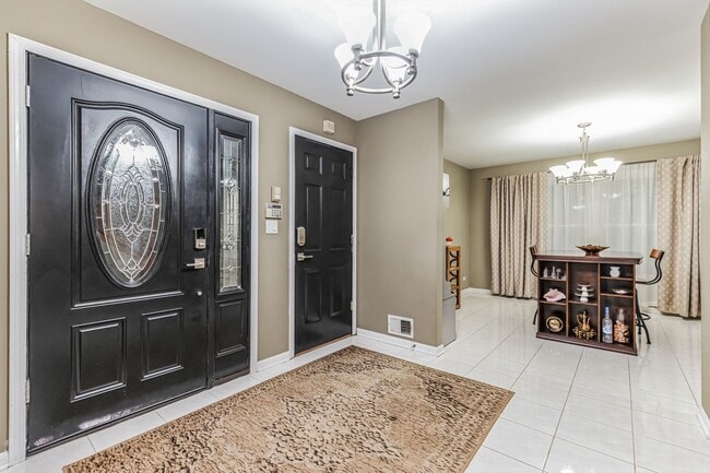 Building Photo - Fully Furnished 4 Bedroom 2.5 bathroom home in Bloomingdale