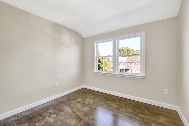 Building Photo - Fully Renovated 3 Bedroom Rowhome- Baltimo...