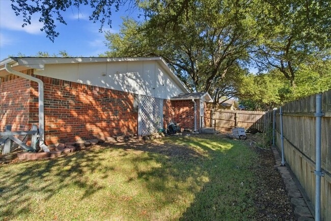 Building Photo - 4333 Thicket Dr