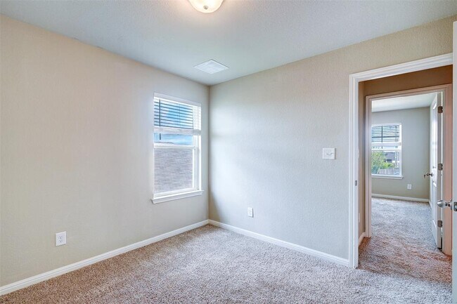 Building Photo - 521 Mossy Rock Dr