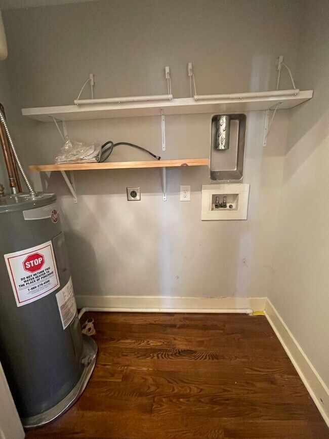 Building Photo - 561A Veritas St