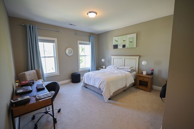 Building Photo - Upscale Living in Village Walk