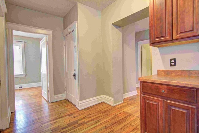 Building Photo - Large charming 3 bedroom 2 bath with oversized master bedroom that has its own private bath!