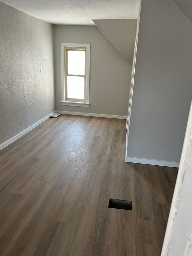 Building Photo - 4 Bedroom Updated house!!