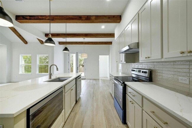Building Photo - 14 Rhapsody Ln