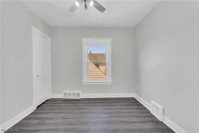 Building Photo - 1221 E 168th St