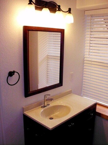 Building Photo - 1303 E 2nd St