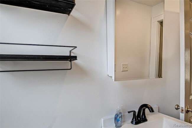 Building Photo - 565 W Saratoga St