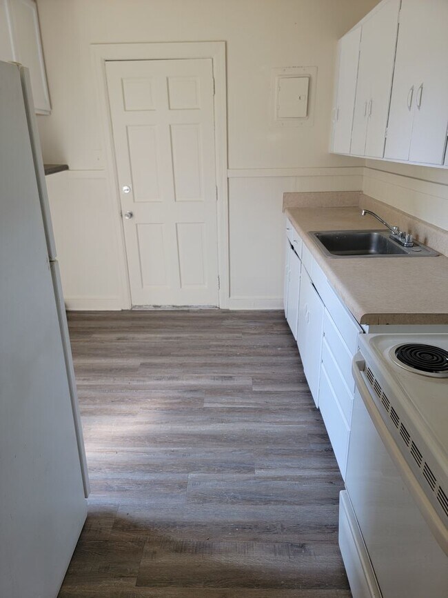 Building Photo - 2 Bedroom House