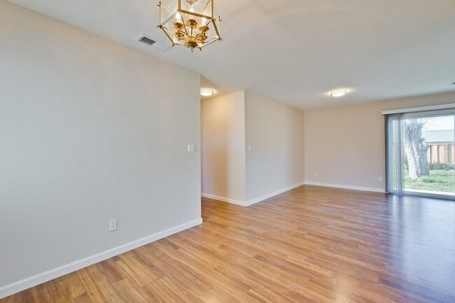 Building Photo - 1425 Sunshadow Ln