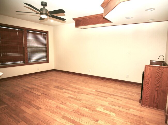 Building Photo - 4br 3-1/2ba Victorian in hills of Blossom Valley