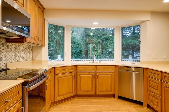Building Photo - Kent Tri-level home