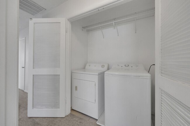 Building Photo - CUTE REMODELED TWO BEDROOM UNIT IN CENTRAL LOCATION