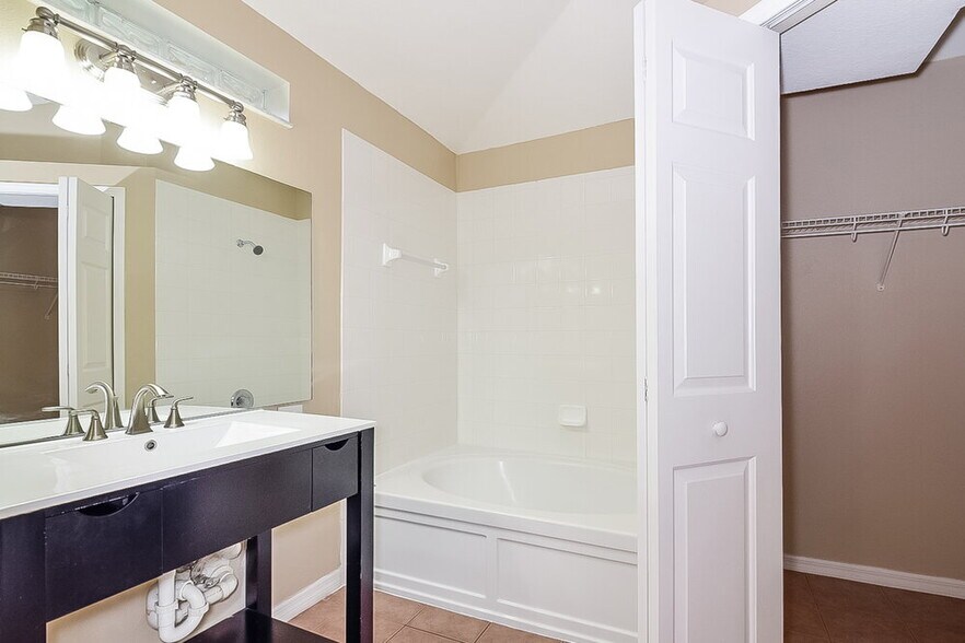 Building Photo - 6708 Summer Haven Dr