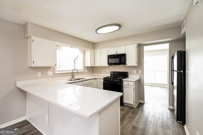 Building Photo - 4220 Pineset Dr