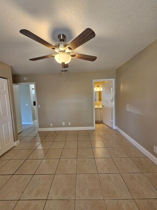 Building Photo - 4768 Orleans Ct