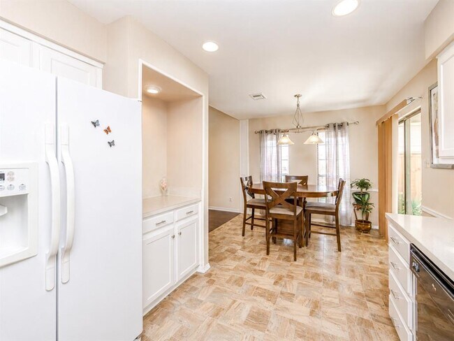 Building Photo - 2217 Parkside Dr