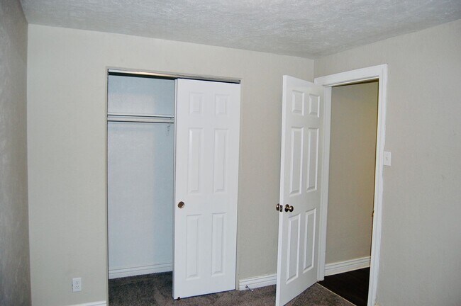 Building Photo - Updated 3Bedroom-In-Unit Laundry-$1,000 Move-In credit