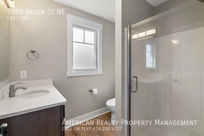 Building Photo - 1030 Helen St NE