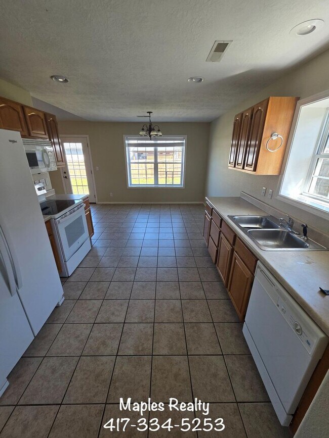 Building Photo - 3 Bed | 2 Bath Home in Hollister, MO – Flat Yard + 2-Car Garage